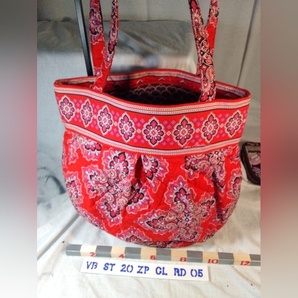 Red Motif Vera Bradley Small Tote § - Picture 3 of 12
